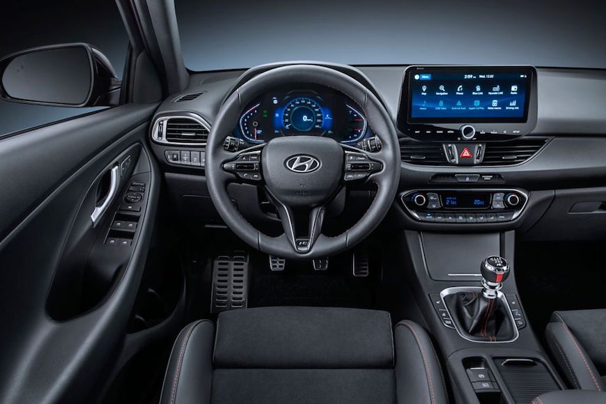 Wnętrze Hyundai i30 widziane z perspektywy kierowcy