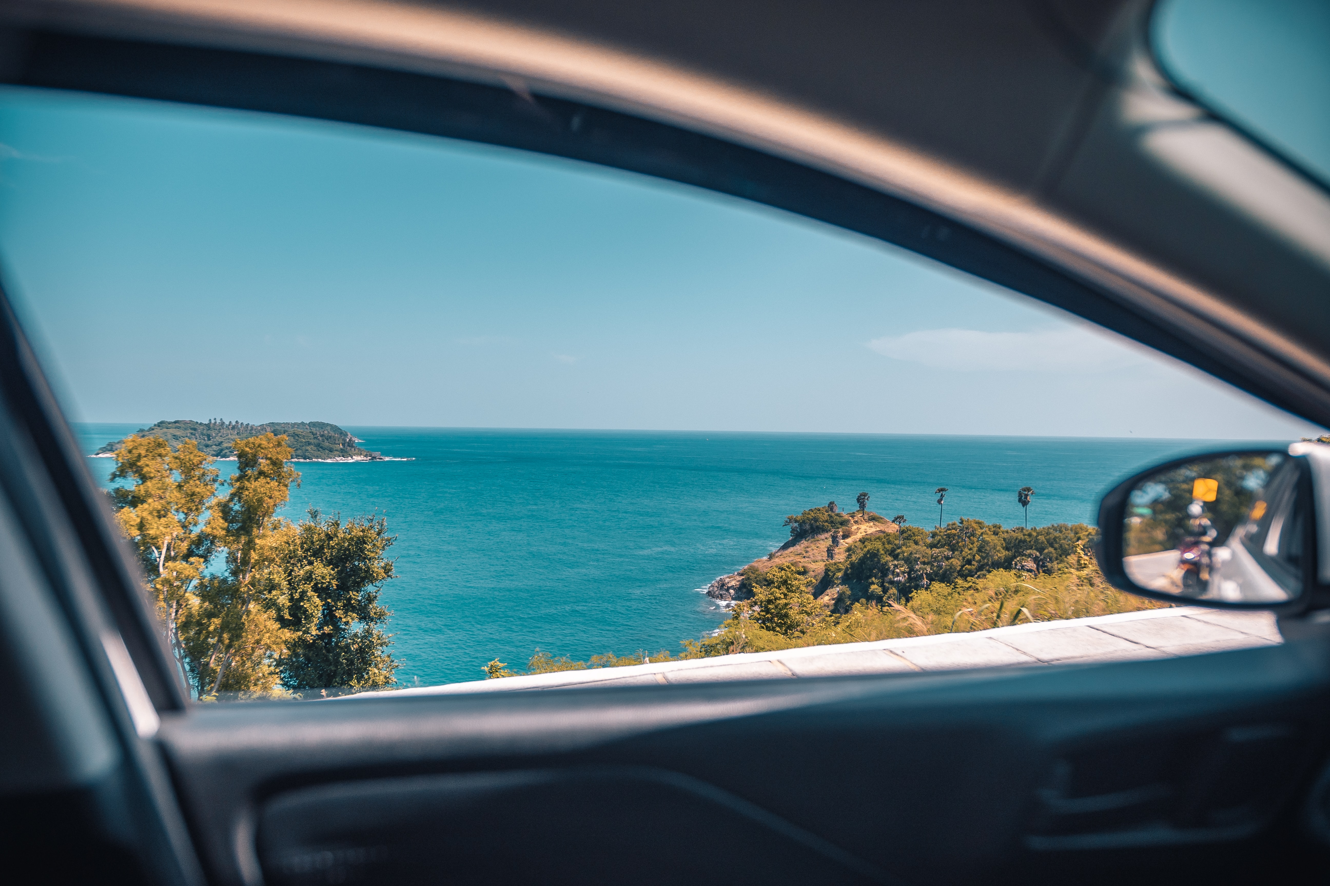 Widok na morze z okna samochodu