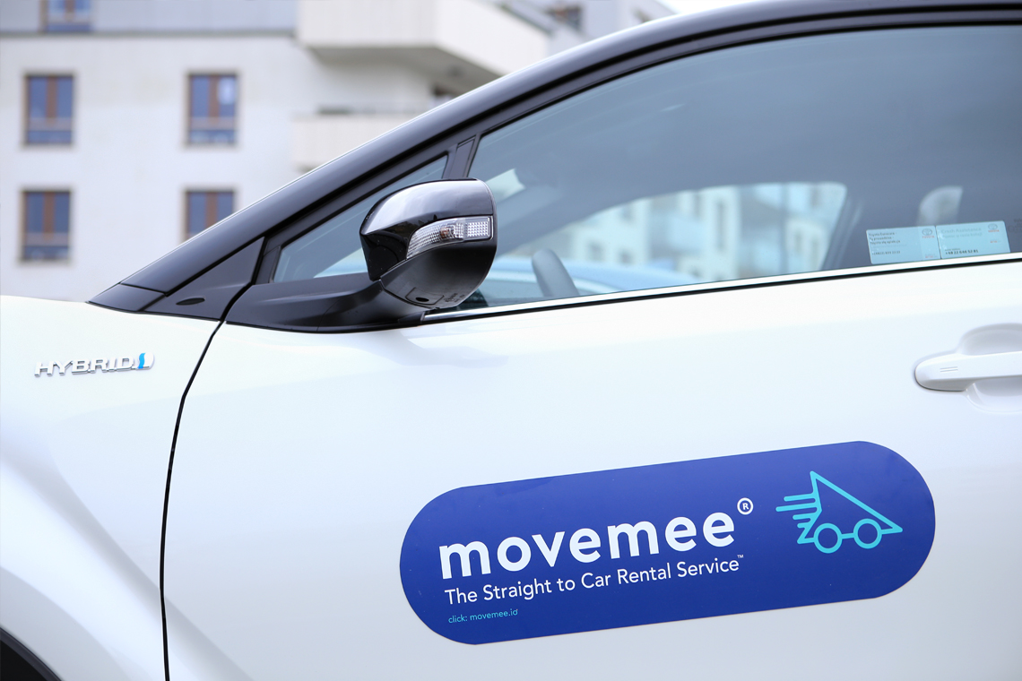 Zbliżenie na drzwi kierowcy Toyota C-HR hybryda z logo Move Mee